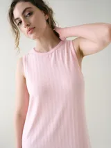 Camisón corto rosado sin mangas, confeccionado en tejido pointelle de calce fluido y liviano, con detalles de costura delicada en el escote y las sisas.