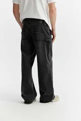 Jean carpenter de calce amplio estilo workwear, con bolsillos extra y diseño suelto.