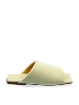 Sandalia baja color crema de cuero, con punta cuadrada y diseño minimalista.