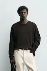 Camiseta relaxed fit de manga larga y cuello redondo, confeccionada en tejido de algodón con estructura waffle en color negro.