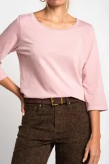 Remera color amarillo mostaza de algodón peinado, con escote redondo y mangas 3/4. Corte ajustado al cuerpo.