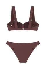Conjunto de bikini marrón chocolate con textura acanalada. El corpiño es tipo balconette con aro, copas con relleno extraíble y tirantes anchos. La bombacha es de tiro alto, con diseño retro y detalle de cinturón con hebilla a tono en la cintura.