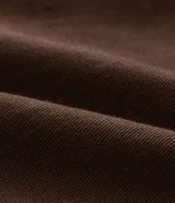 Short color beige de sarga de algodón, con cintura elástica, lazo ajustable y bolsillos laterales. Corte holgado.