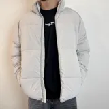 Campera puffer negra con cierre frontal, cuello alto y diseño acolchado horizontal.
