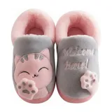 Pantuflas cerradas de color azul con diseño de gatito, confeccionadas en piel sintética suave con interior de peluche gris. Presentan un bordado con la frase 'Welcome Home' y apliques de patitas de gato. Cuentan con suela de goma antideslizante.