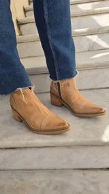 Botas cortas de cuero color blanco marfil con punta fina texturizada estilo reptil y taco cuadrado de madera de 6 cm.