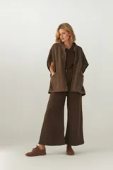 Chaleco marrón de lana con cuello mao, solapas pronunciadas, bolsillos ojal y terminaciones envivadas.