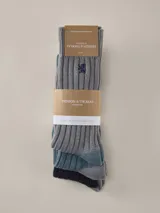 Pack de tres pares de medias acanaladas de Benson & Thomas en tonos gris, celeste y azul marino, con detalle de pequeño bordado en el lateral.