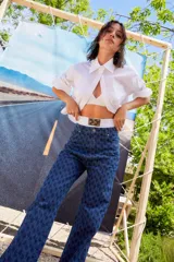 Pantalón de jean azul denim de tiro bajo y corte oversize, con grabado láser del monograma de la marca.