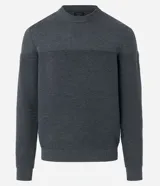 Suéter de punto para hombre con cuello redondo y manga larga. Presenta un diseño combinado con una parte superior lisa y una parte inferior con canalé texturizado horizontal. Marca Marfinno.