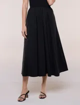 Vestido midi sin mangas de color verde militar, confeccionado con la parte superior en tejido de punto acanalado con cuello alto y falda acampanada de gran vuelo.