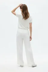 Pantalón ancho de viscosa color blanco, con cintura elástica con cordón ajustable y bolsillos laterales.