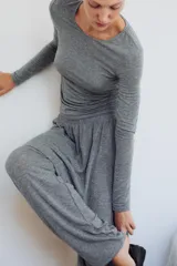 Pantalón baggy gris melange confeccionado en hilatura con lana, de tiro bajo y cintura elástica.