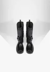Bota de caña alta color negro, confeccionada en una combinación de cuero liso en la base y material tipo mesh perforado en la caña. Presenta múltiples correas horizontales con hebillas metálicas decorativas y una suela track de goma con taco bajo.