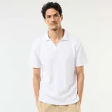 Remera de manga corta con cuello polo y escote en V, confeccionada en tejido con textura de nido de abeja.