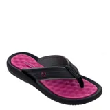 Sandalias tipo ojota Cartago, con base de goma negra y plantilla texturizada en color fucsia. Presenta tiras anchas de material sintético en color negro con detalles de costuras y logo de la marca en fucsia.