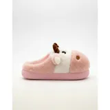 Pantuflas de peluche con diseño de vaca, confeccionadas en piel sintética suave. Cuentan con suela de goma antideslizante y diseño abierto en el talón.