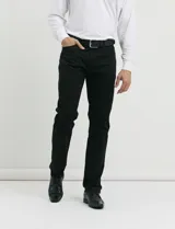 Pantalón de algodón sarga con elastano, diseño de cinco bolsillos con cierre de botón metálico y bolsillos traseros de parche.