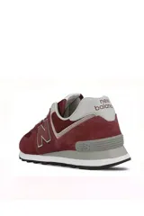 Championes deportivos New Balance modelo 574, color verde con detalles en gris y blanco, confeccionados en gamuza y malla, con el logotipo "N" característico en los laterales y entresuela ENCAP.