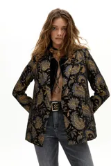 Chaqueta de doble botonadura confeccionada en jacquard con patrón paisley y floral en tonos dorados y azules sobre base negra. Presenta solapas de muesca, bolsillos plaqué y tajo en la espalda.