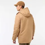 Parka color beige con capucha, cierre frontal con cremallera y botones a presión, bolsillos laterales con solapa y bolsillos superiores con cierre.