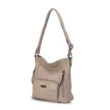 Bandolera morral color beige de símil cuero, con apertura superior con cierre, bolsillos internos, tres bolsillos frontales con cierre metálico y un bolsillo trasero con cierre. Incluye correa larga regulable.