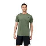 Remera deportiva verde con logo de New Balance en el pecho. Confeccionada con tecnología NB DRY de secado rápido.