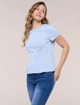 Remera básica de manga corta y cuello redondo, color beige, con detalle de alforzas verticales en el frente que aportan estructura.