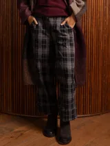 Pantalon de corte recto con estampado de cuadros tipo tartan, bolsillos laterales y dobladillo en el bajo.