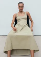 Vestido midi combinado de color verde militar, con parte superior tipo musculosa de escote redondo y falda evasé fruncida en la cintura.