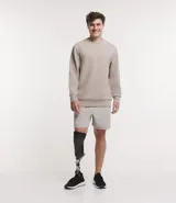 Buzo deportivo color verde claro, de manga larga y cuello redondo. Confeccionado en tejido de poliéster, viscosa y elastano.