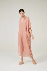 Túnica larga color rosa viejo, de corte holgado y mangas cortas.