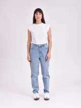 Pantalón de jean negro de corte recto, tiro alto y cinco bolsillos.