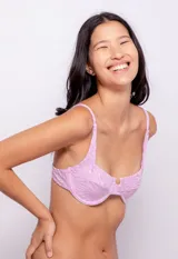 Top de bikini negro con textura animal print, breteles ajustables y gancho en la espalda.