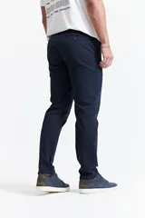 Pantalón chino de hombre color azul marino, confeccionado en gabardina con fit regular. Cuenta con bolsillos, cremallera y logo bordado.