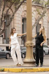 Pantalón de vestir blanco con bolsillos laterales y corte recto.