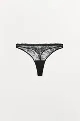 Tanga negro de tiro medio, confeccionado en tejido mesh con bordados florales a tono y cintura elástica.