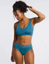Bralette de diseño minimalista y acabado invisible, sin aros, con pads removibles y tiras regulables. Presenta una silueta con espalda en U que brinda soporte y suavidad.