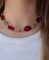 Gargantilla corta de cuentas con cuentas ovaladas rojas y tostadas intercaladas con pequeñas cuentas redondas de color verde menta.