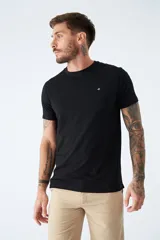 Remera de algodón de corte regular, con cuello redondo, manga corta y logo bordado en el pecho.