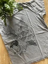 Conjunto de remeras de algodón con estampados variados.