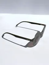 Lentes de sol Osten modelo Ibiza, con marco redondo de acabado mate en color gris oscuro y cristales polarizados con protección UV 400.