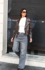 Jean de corte recto y tiro alto, confeccionado en tejido de pana fina con diseño de rayas verticales sutiles en color gris.