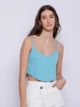 Top sin mangas color verde menta, con tirantes finos, escote redondo y terminación curva en el delantero.