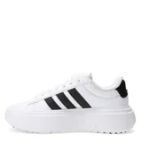 Championes Adidas Grand Court con plataforma, color blanco con detalles en negro en las tres tiras laterales.