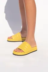 Sandalias amarillas de cuero vacuno con plataforma ergonómica forrada y capellada acolchada.