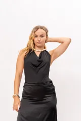 Top de satén negro con escote drapeado y espalda descubierta.