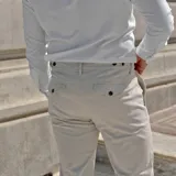 Pantalón de vestir azul marino con pinzas, corte slim fit, bolsillos laterales y traseros.