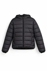 Campera puffer negra con capucha, cierre frontal y bolsillos laterales. Diseño acolchado con costuras horizontales.