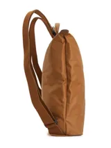 Mochila Longchamp modelo Le Pliage Original en tamaño M, color verde oscuro. Presenta solapa y asas de cuero marrón con cierre de botón a presión, correas ajustables de tela y cierre superior con cremallera.